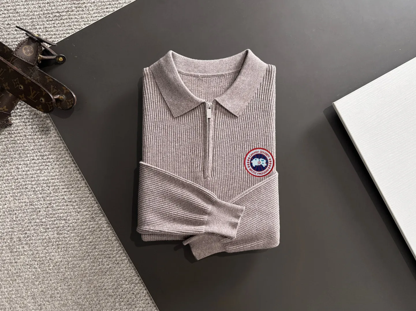 Next day shipping P360 Big Goose 2025 official website latest round neck sweater for autumn and winter, popular models are on sale at the same time at the counter! Specially made of wool blended fabric. It feels comfortable and can be directly in contact with the skin. The logo badge is exquisitely embroidered, which is extremely eye-catching! The details highlight the fashionable charm of big brands. Exquisite workmanship. Three-dimensional cutting style. The wearing effect is invincible and handsome! All three standards are complete! Size: M-3XL